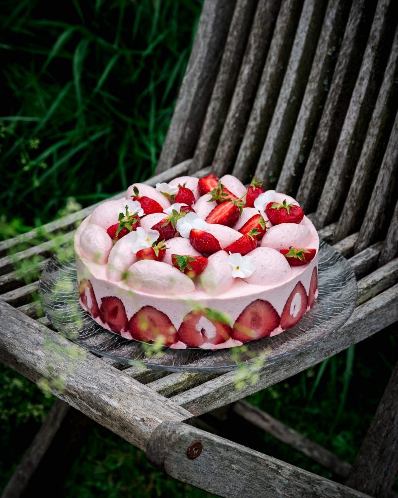 moussetårta med rabarber och jordgubbar